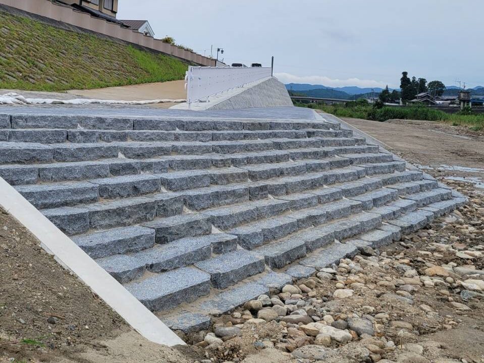 81e2cb2fb5a9bd51e1d42401ab867a0b-5