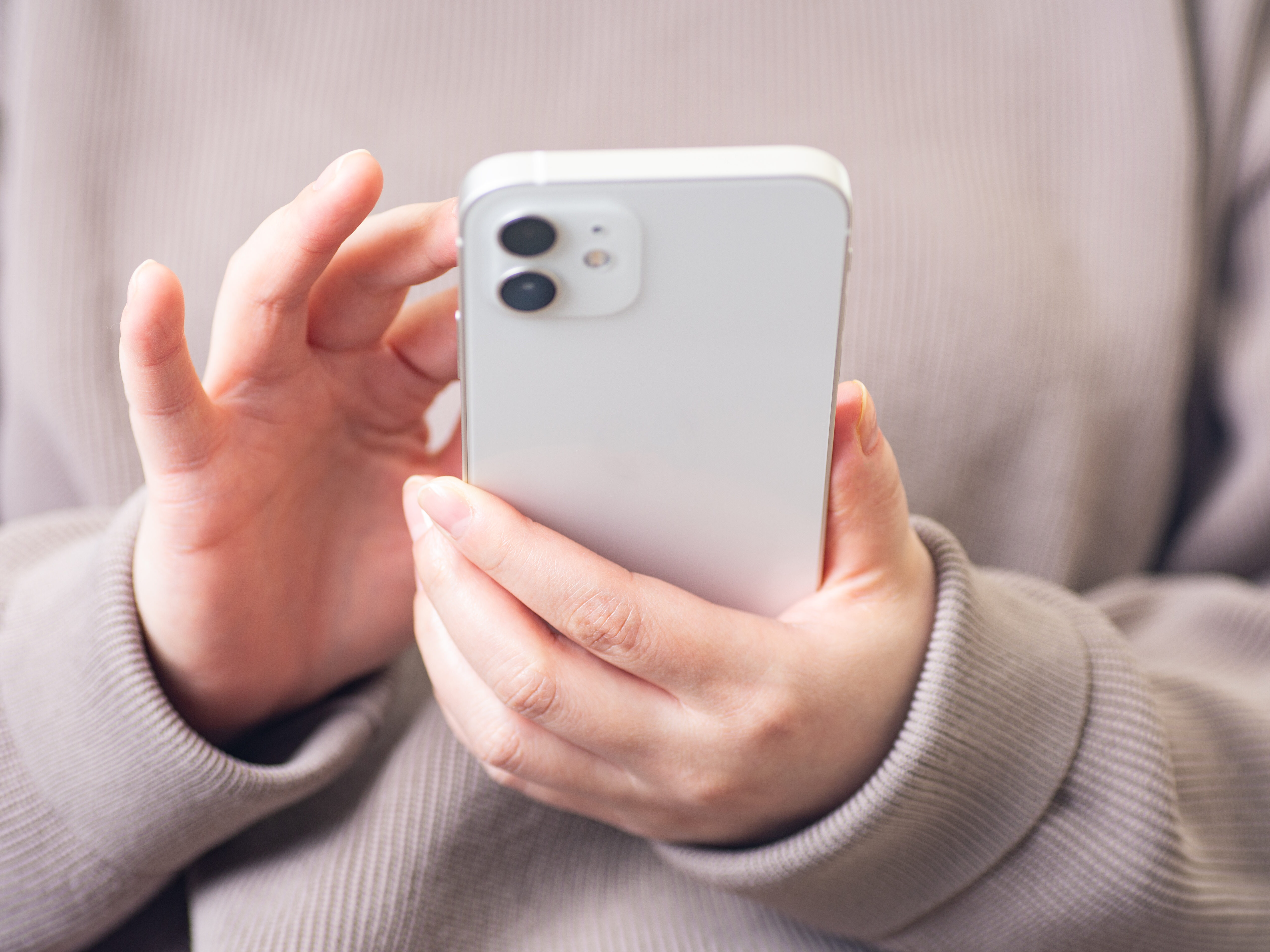 スマホを操作する女性イメージ01